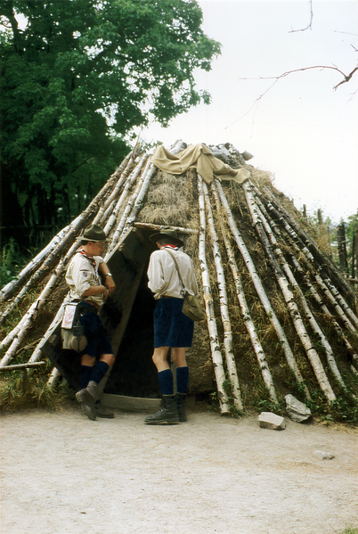 Datei:Stamm Ägypten-Kloster Schäftlarn - Pfadfinder in Schweden vor einer Kothe 1994.png
